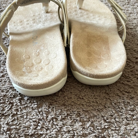 Vionic Cream Sandals with Crisscross Straps Women’s 8 - Picture 7 of 9